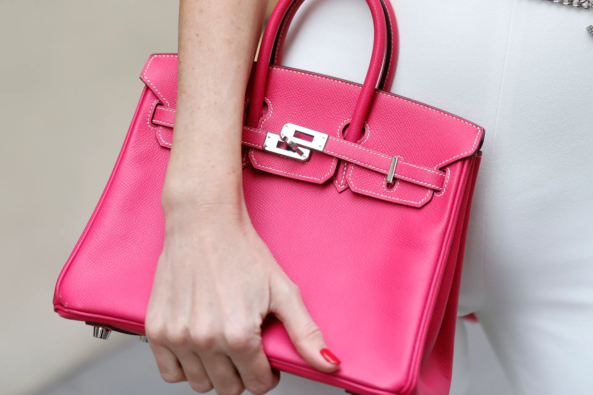 Il caso Hermès: arriva l’inedita denuncia contro le liste d’attesa per pochi