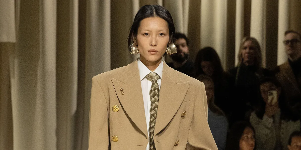 La cravatta a forma di treccia di capelli di Schiaparelli conquista la Paris Fashion Week