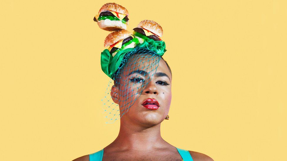 Travis Alabanza: L’Arte della Performance e dell’Attivismo Transgender