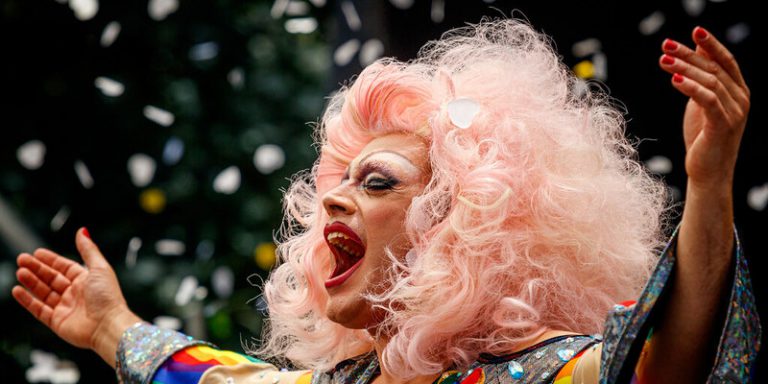 Esplorando il Genere con Creatività: Spettacoli Drag e Queer all’Avanguardia