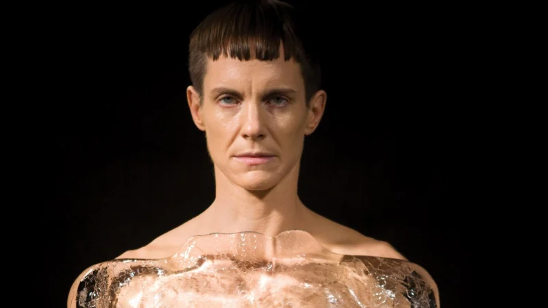 Heather Cassils: L’Arte della Performance e della Scultura del Corpo