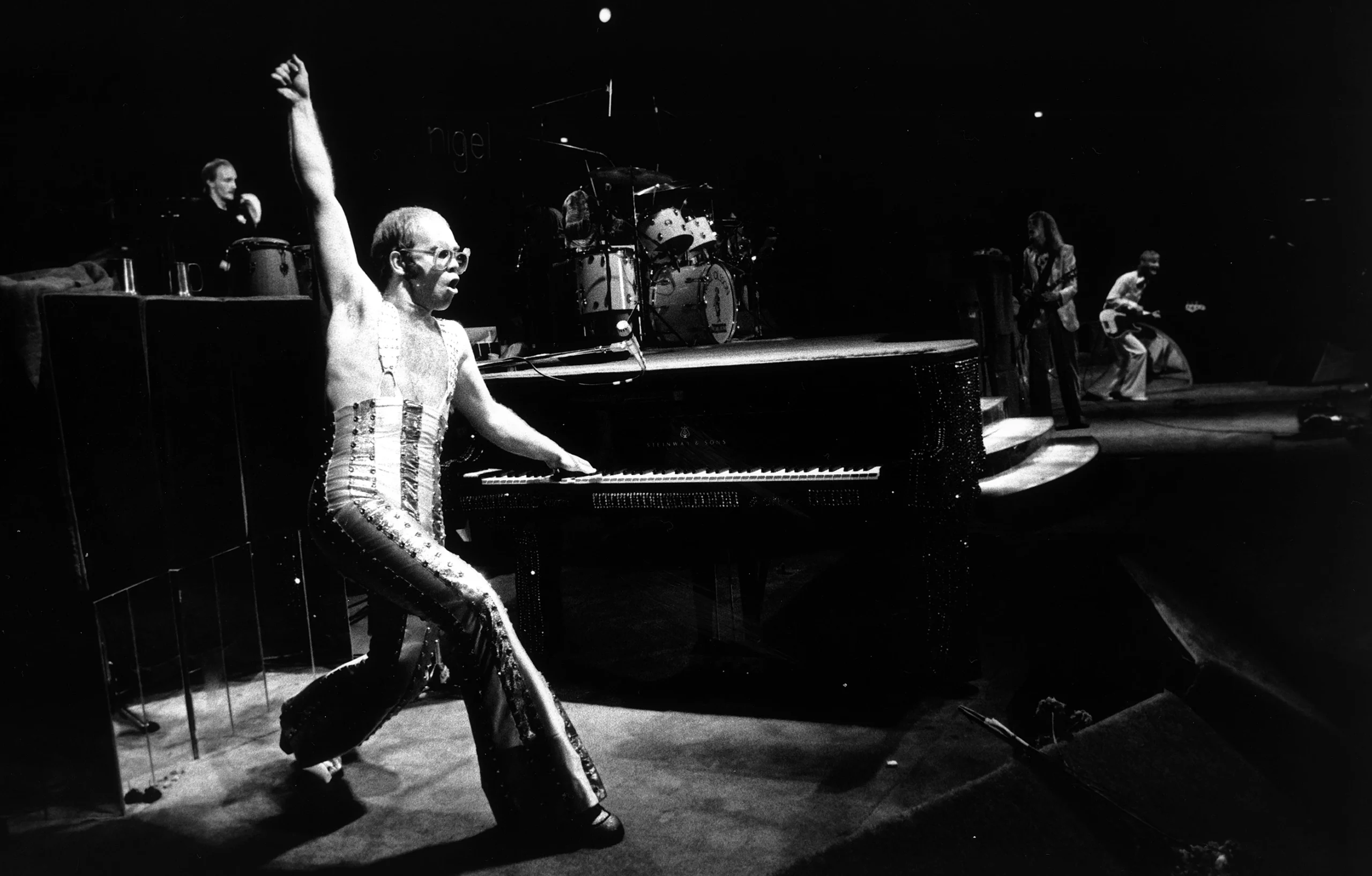 Una vita straordinaria: il percorso di Elton John tra successi musicali, impegno sociale e iconicità nell’estetica