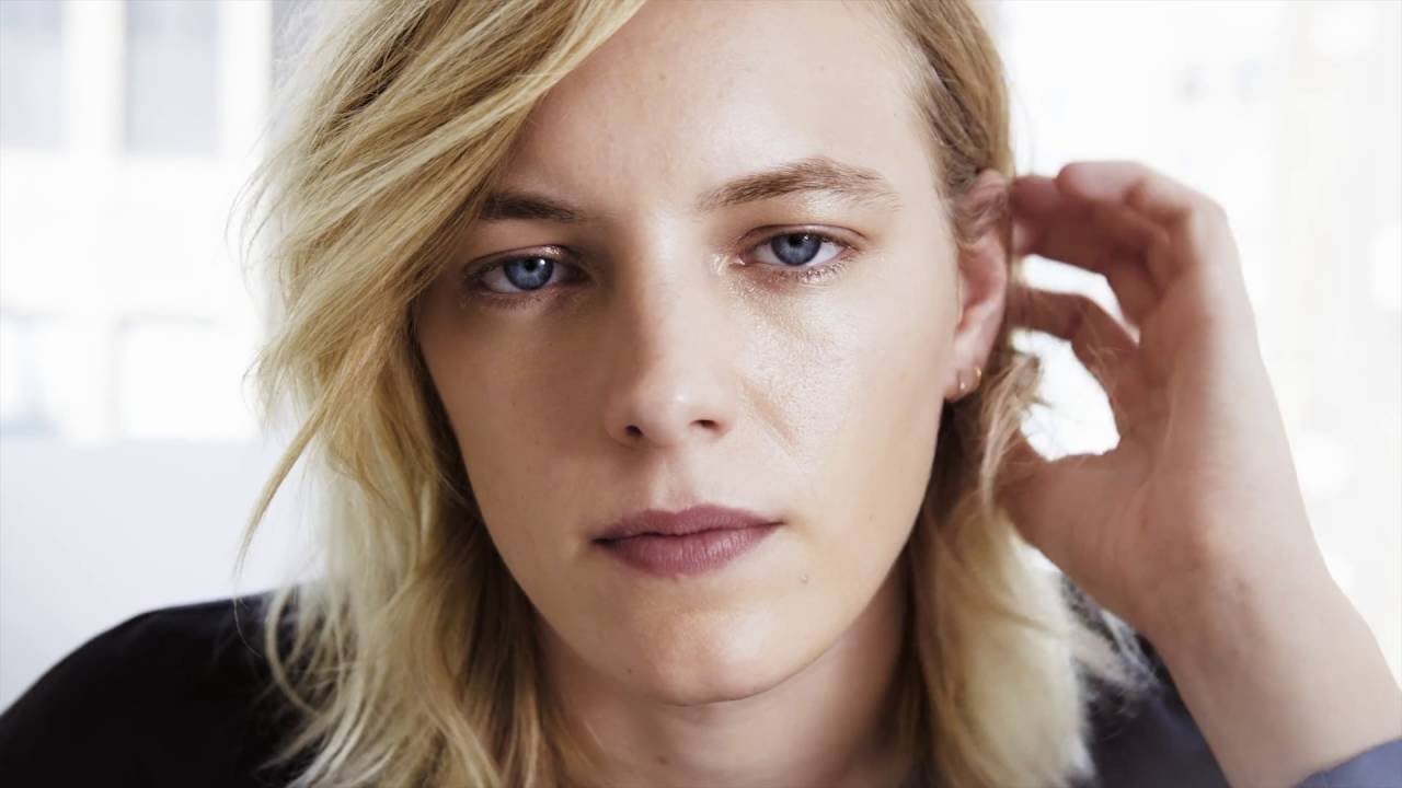 Erika Linder: Icona Fashion dal Fascino Androgino